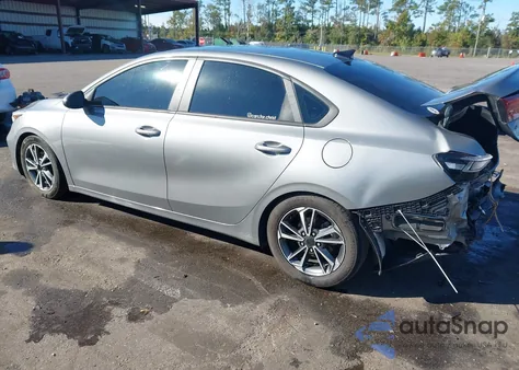 2022 Kia Forte Lxs z USA, uszkodzony, nr VIN 3KPF24AD4NE481866